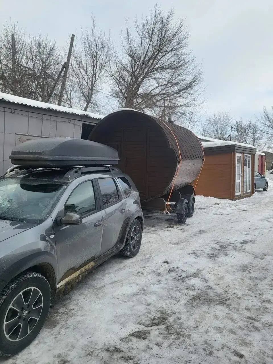 Баня-бочка 3.5м на двухосном прицепе в Краснодаре — внешний вид