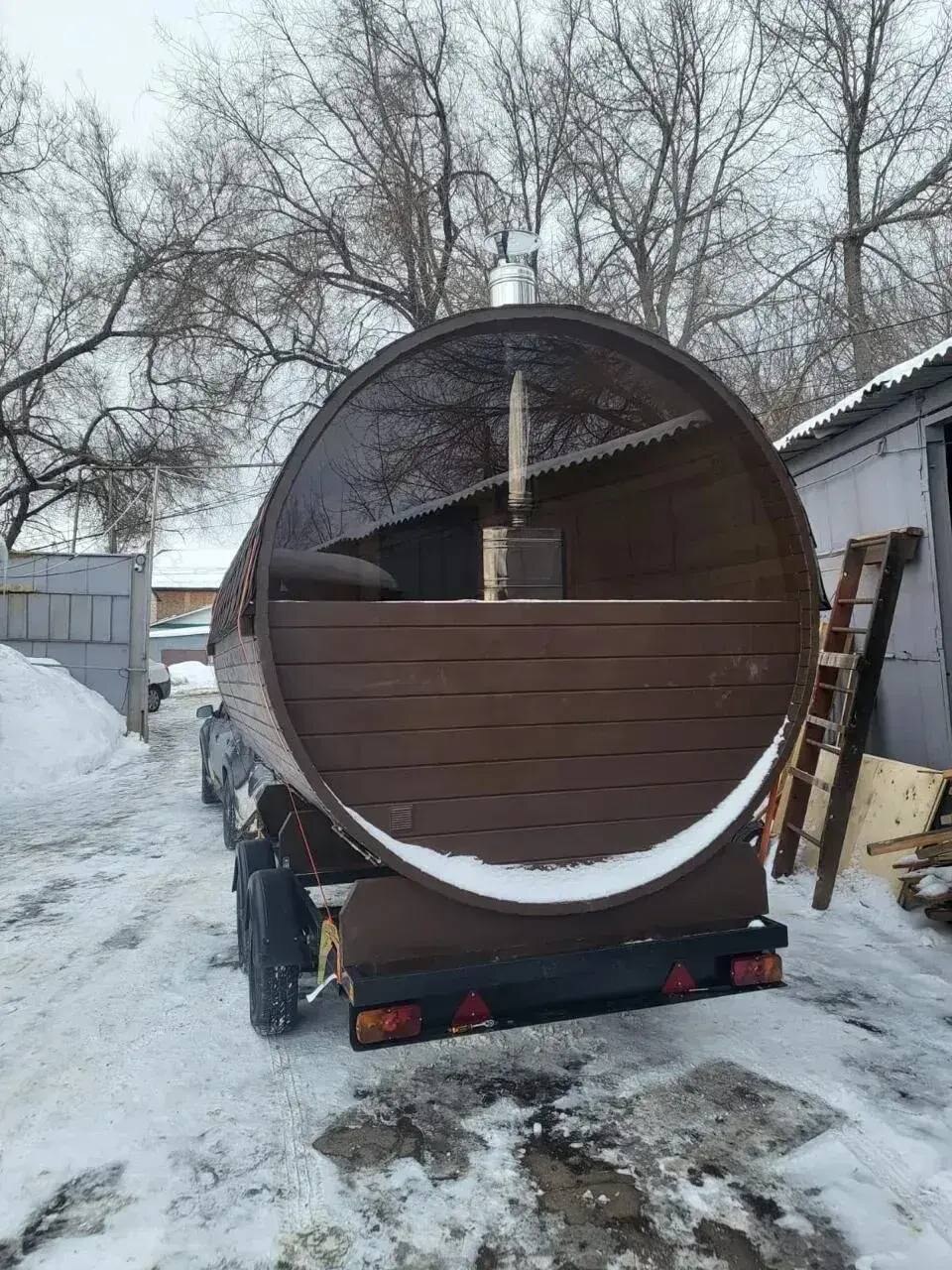 Баня-бочка 3.5м на двухосном прицепе в Краснодаре — внешний вид